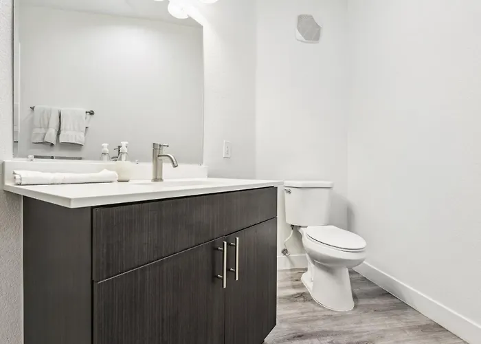 Cozysuites By The Stadium With Pool 28